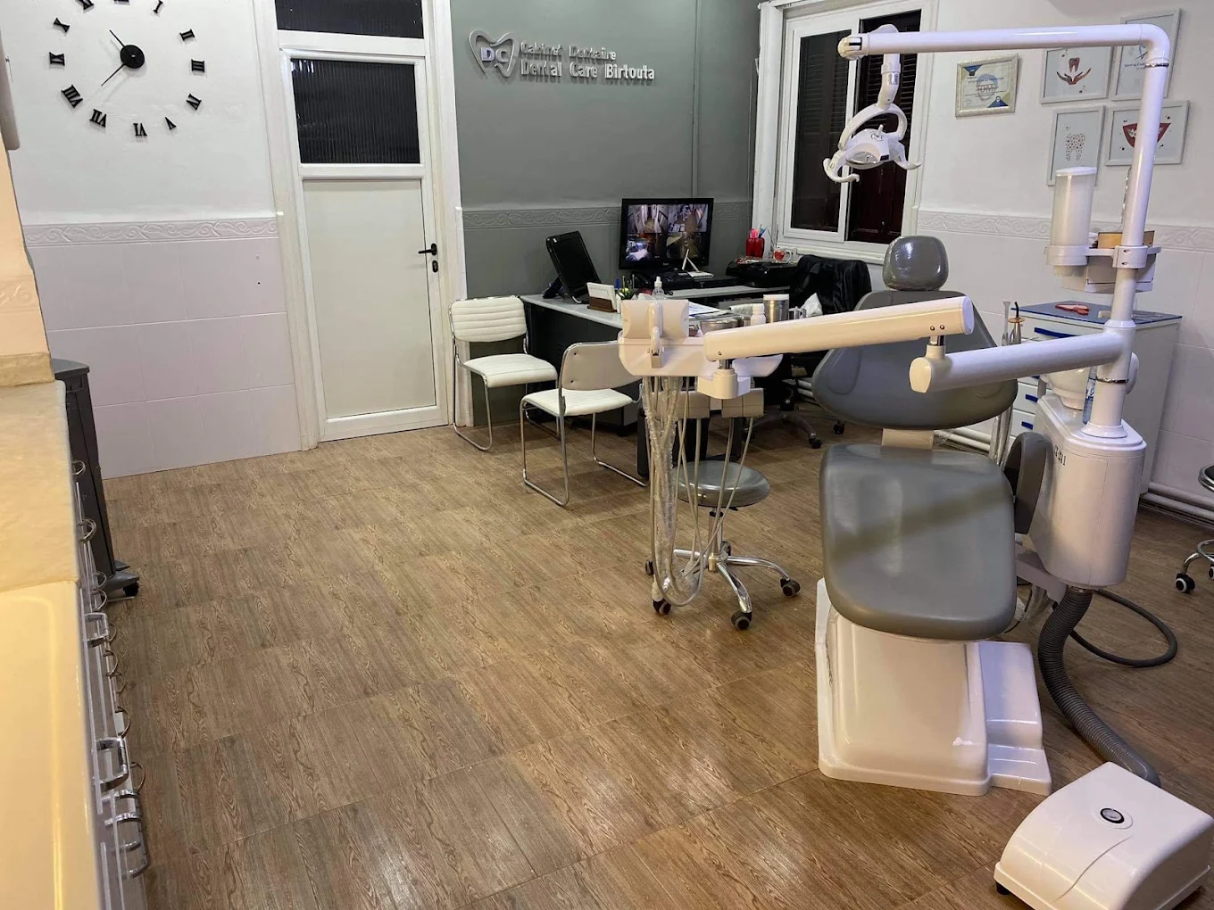 Salle de soins à l’intérieur du cabinet Dental Care Birtouta à Birtouta